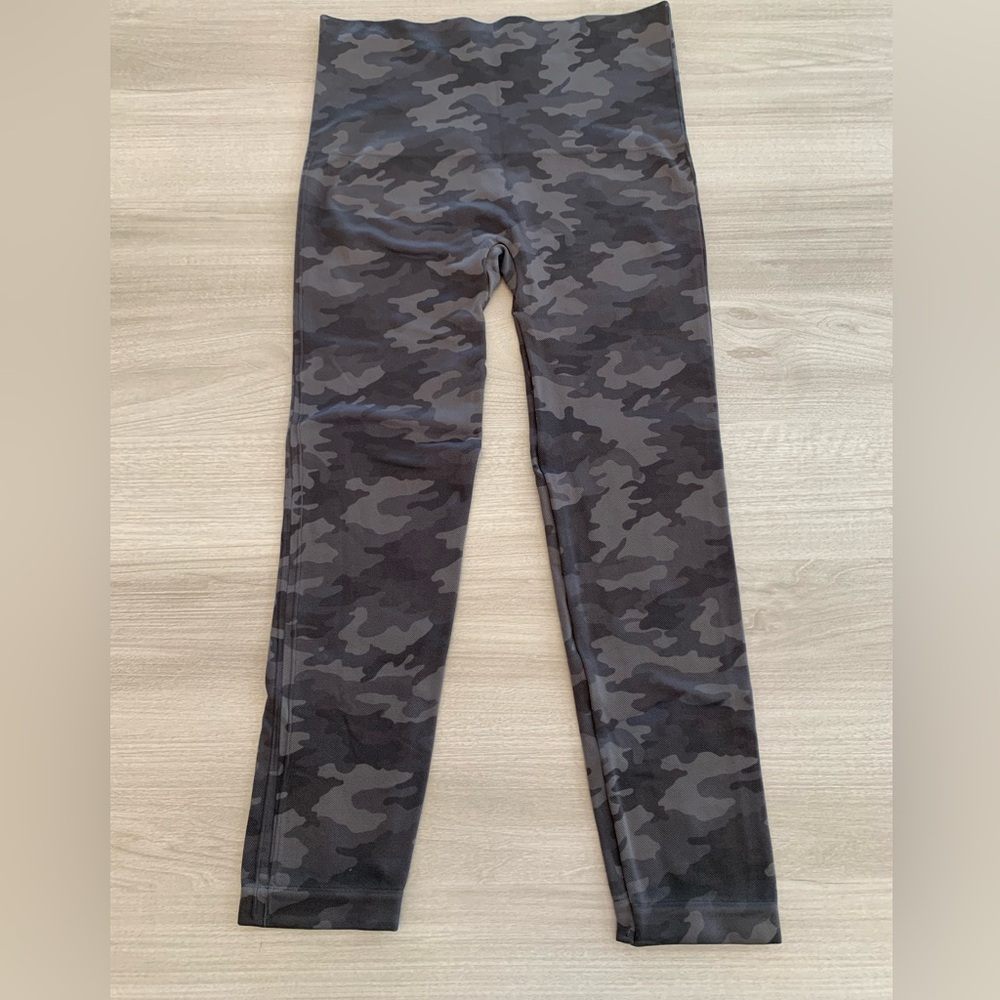 Spanx Look at Me Now Womens Leggings Size Large Seamless Black Camo
